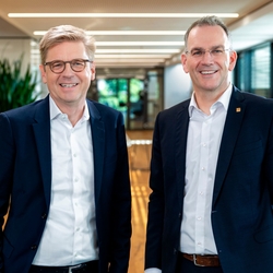 Dr. Mats Gökstorp, CEO von SICK AG und Dr. Peter Selders, CEO der Endress+Hauser Gruppe.